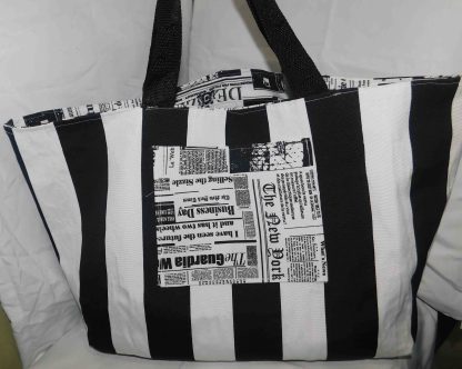 Bolsa Dupla Face com Estampa de Jornal/Listrada